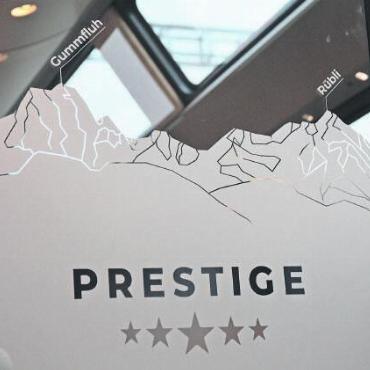 Von Interlaken nach Gstaad ohne Umsteigen: der Testbericht - Eingang zur Prestige-Klasse mit einem allbekannten Panorama.