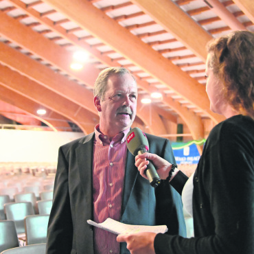Saanen lehnt alpine Solaranlage erneut ab - Die Abstimmung zur alpinen Solaranlage SolSarine 2.0 weckte auch grosses mediales Interesse: Saanens Gemeindepräsident Toni von Grünigen sagte  gegenüber der SRF-Korrespondentin Anne Moser vom «Regionaljournal», dass er die Ablehnung weniger deutlich erwartet habe vor dem Hintergrund der gut 500 Unterschriften für die Initiative. Das sei der Volkswille und den gelte es, zu akzeptieren. Seiner Ansicht nach sei der Schutz der Landschaft für viele Stimmbürgerinnen und -bürger offensichtlich wichtig und die Annahme einer solchen Anlage neben dem strengen Baureglement im Saanenland  entsprechend schwierig.  