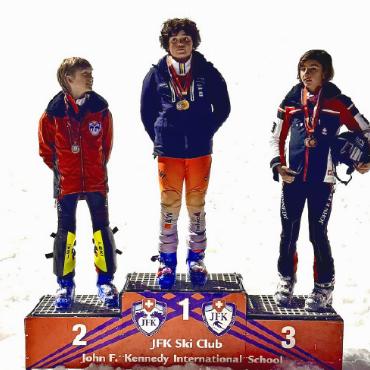 JFK Ski Club Slalom Challenge by night: Zweifachsiege bei drei von vier Kategorien - Podest Buben 2014 im zweiten Rennen.