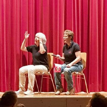 Dank sprudelnder Energie keine Winterstromlücke in Lauenen - Sketch «TV Fernsteuerungsgerät funktioniert nicht/ EDV; Ende der Vernunft». Links Cornelia Hauswirth, rechts Claudia Ryter.