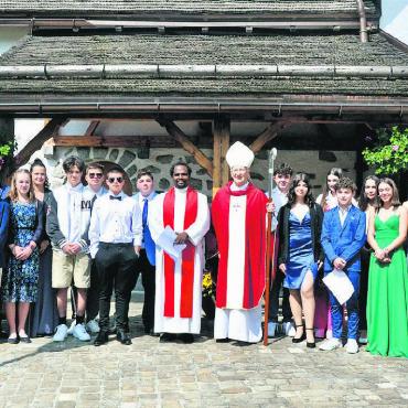 Firmung katholischer Jugendlicher in Saanen - Die Firmlinge mit Pfarrer Didier Nyango und Weihbischof Martin Gächter vor der reformierten Kirche in Saanen. FOTO: ZVG