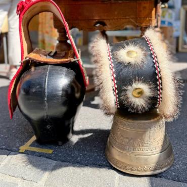 Saaner Brocante: Rekordbeteiligung bei bestem Sommerwetter - Wunderschöne Raritäten an der Saaner Brocante.