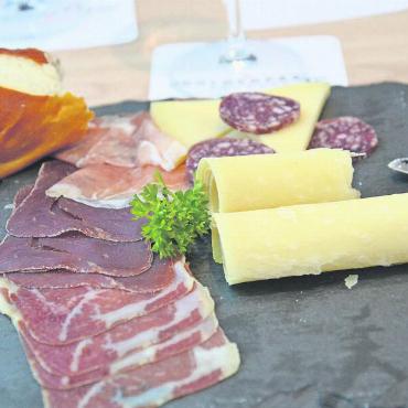Von Interlaken nach Gstaad ohne Umsteigen: der Testbericht - Das Plättli mit Käse und Fleisch aus der Region.