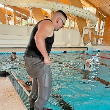 Mit Gummistiefeln ins Becken: Saaner Angelfischer testen den Ernstfall - Die ganz Mutigen wagen den Sprung ins Wasser (oben).