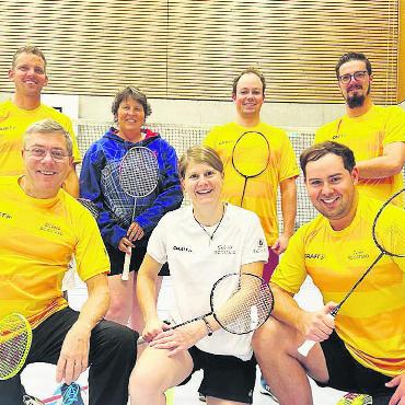 Badmintonclub Gstaad im Flow - Hinten: Thomas Trachsel, Tatjana Röthlin, Mike Matti, Simon Feuz; vorne: Jules van Enckevort, Sybille Hofmann und Sam Matti. FOTO: BADMINTONCLUB GSTAAD