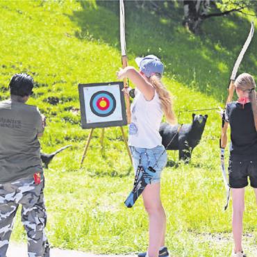 Ein Sommerfest zum «Bären»-Geburtstag - Höchste Konzentration bei denen, die das Bogenschiessen ausprobierten. Die Bowhunter Gstaad Saanenland hatten Ausrüstung, Zielscheibe und zwei Tierfiguren aus ihrem 3D-Parcours mitgebracht.