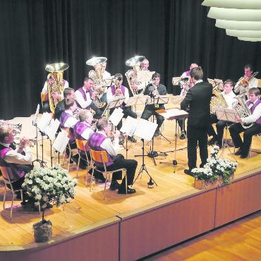 Blasmusik aus vier Himmelsrichtungen - Seit Mitte Januar probten die Bläser:innen der Posaunenchöre Gstaad und Lenk für dieses gehaltvolle Konzert. Dabei wurden sie von vier zugezogenen «Aushilfen» unterstützt.