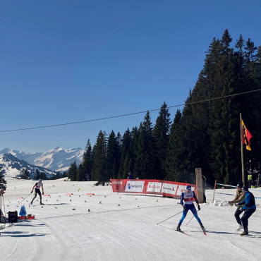 Dario Cologna gewinnt auch über 50 km - Die letzte Ziellinie überfahren. Dario Cologna wird unter tosendem Applaus mit einer Champagnerdusche empfangen. 
