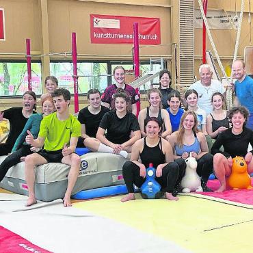 Turnerinnen und Turner auf polysportiver Mission - Beflügelt von ihren Leistungen in der Kunstturnhalle, nahmen die jugendlichen Turner sogar die Gummirösser mit aufs Foto. FOTO: ZVG