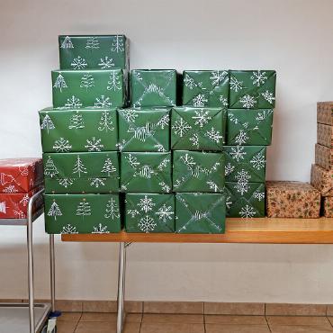Verpacken mit Liebe zum Detail - Der Geschenkestapel wird immer grösser. FOTOS: PAULA MITTAG