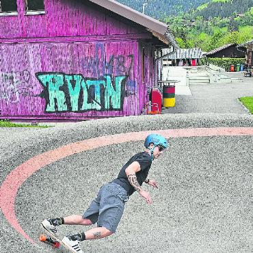 Mountain Pump: der Event für pumptrack-begeisterte Skateboardfahrer - Am kommenden Samstag findet der Mountain Pump im Oeyetli Saanen statt. FOTO: ZVG