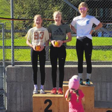 Bergläufe – die Herausforderung für alpinbegeisterte Läufer - Podest der Juniorinnen: 1. Rang Sinja Reuteler; 2. Rang Noelia Annen und Lynn Marti.