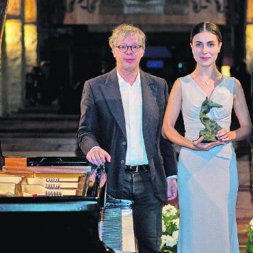 Alexandra Dovgan gewinnt Olivier Berggruen Prize 2023 - Olivier Berggruen mit Preisträgerin Dovgan, welche ihren Preis – die Trophäe von Mai‑Thu Perret – in den Händen hält, und Christoph Müller, Artistic Director Gstaad Menuhin Festival & Academy.