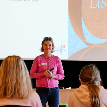 Digital achtsam: der bewusste Umgang mit KI und Co - Manchmal ist zuhören besser, als Ratschläge zu erteilen (siehe Abschnitt Raum 4). Dr. Mecky McNeil von HealthFirst.