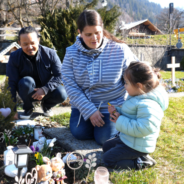 «Meine Welt war angehalten» - Die Familie Lama schätzt es, dass sie für Hannah ein Einzelgrab bekamen – in der Schweiz nicht selbstverständlich.   FOTOS: JONATHAN SCHOPFER