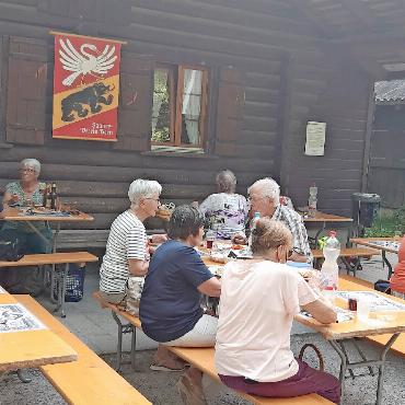 Heimwehsaaner:innen versammelten sich zum Brätliabend - Gute Stimmung vor der Waldhütte.