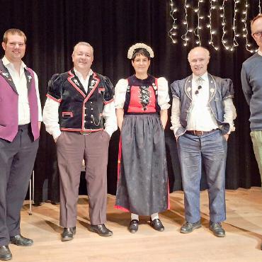 Musik und Bräzeliduft lagen in der Luft - Grossformation-Präsident Alain Poschung, das Jodlerduett Beyeler/Tschannen sowie Pfarrer Christof Mudrack.