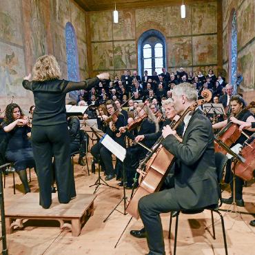 Musikalische Ostern mit einer würdigen Ehrung für Markus Bach - Unter der Leitung von Deborah Reber entstand 2024 ein neuer Projektchor von rund 60 Sängerinnen und Sängern.