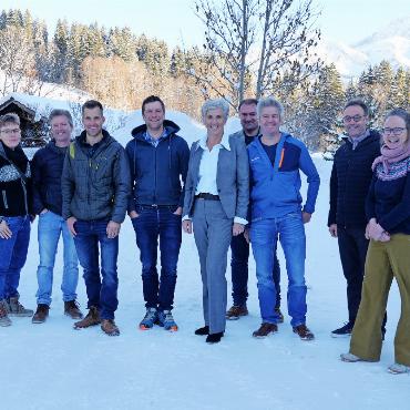Klare Wahl in Lauenen: Ruth Oehrli bleibt Präsidentin - Die alte und neue Gemeindepräsidentin Ruth Oehrli (Mitte) freut sich über die Unterstützung des ganzen Teams. Neu dabei ist Heinz Annen (dritter von rechts), wiedergewählt ist Silver Hauswirth (4. von links). Nun sind sie bereit für die Neuverteilung der Ressorts im Januar 2026: (von links) Claudia Ryter, Andreas Reichenbach, Daniel Oehrli, Silver Hauswirth, Ruth Oehrli, Pascal Bangerter, Heinz Annen, Serge Jungi, Brigitte Klenk. FOTO: SONJA WOLF