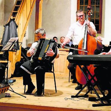 «So tönts in Gsteig» – ein volkstümlicher Ohrenschmaus mit Tradition - Unter anderem tritt die Kapelle Rita Walker auf. FOTO: ARCHIV/HANS BETTLER