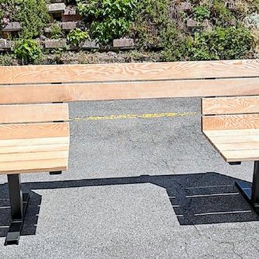 Eine Sitzbank für Begegnungen ohne Barrieren - Die erste Sitzbank wurde von den Firmen Mösching Küchenbau & Schreinerei, Thoenen Baut und der Malerei Schwenter gesponsert und wird nach der Brocante der Alpenruhe geschenkt. FOTO: ZVG