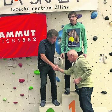 Internationale Klettermeisterschaft der Bergführer in Zilina SK - Die Sieger Dreierkombination (Riesenslalom, Aufstiegsrennen mit Ski und Klettern): Freddy Abächerli (rechts) und Armin Oehrli (links) empfangen die Glückwünsche von Urs Wellauer, dem frisch gewählten Präsidenten der IVBV. FOTO: ZVG
