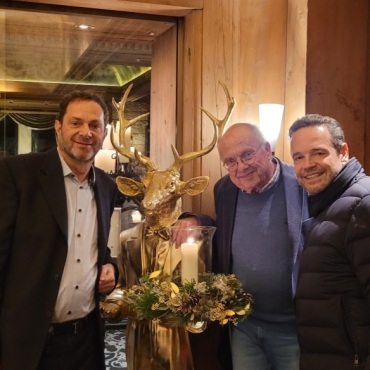 Dekadenz im «The Palace» - Von links: der Betreiber des Ciné-Theaters Gstaad, Hansjörg Beck, Produzent Jean-Louis Porchet und Hotelmanager Andrea Scherz bei der Afterparty. (Foto: AvS)