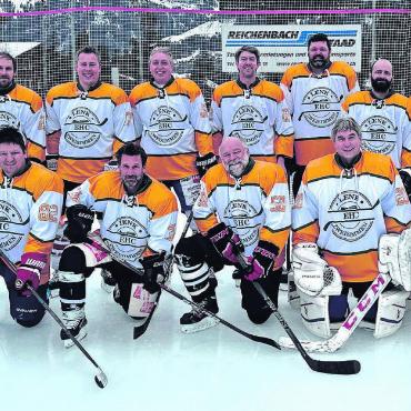 Keiner zu alt, um Eishockey zu spielen - Die Equipe des EHC Lenk-Zweisimmen, wie immer zahlreich angereist. FOTO: ZVG
