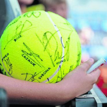 Alexander Bublik feiert seinen ersten Sandplatz-Titel - Ein voll geschriebener Megatennisball – das Ziel eines jede Autogrammjägers... FOTO: BREAKPOINT IMAGES/ EFG SWISS OPEN GSTAAD 2025