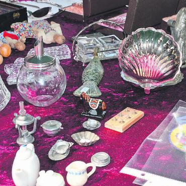 Die Brocante feiert ihre 20. Ausgabe - Stöbern und nach Schätzen suchen: Die Brocante Saanen ist der Ort dafür. FOTO: ELISA OPPERMANN