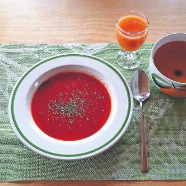 «Was? Fasten und dazu noch wandern – bist du komplett verrückt geworden?!» - Auch während einer Fastenkur kann man gepflegte Dreigänger zubereiten, wie Angela Aegerter mit diesem Bild beweist: Tomatensuppe (gewärmter Tomatensaft mit Kräutern), ein Glas fruchtiger Biotta-Saft und Tee. FOTO: ANGELA AEGERTER