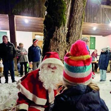 Der Samichlous unterwegs im Saanenland - Voller Freude hörte sich der Gsteiger Samichlous die Värsli und Lieder der Kinder an.