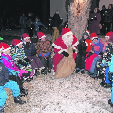 Der Samichlous zu Besuch im Saanenland - Geduldig hörte sich der Nikolaus die Verslein an.