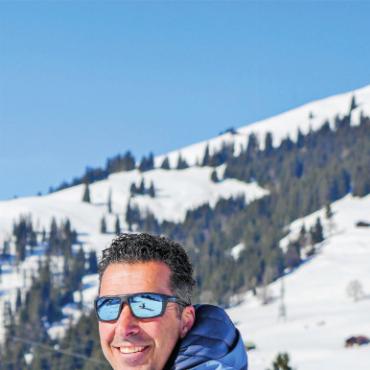 «Der Magic Pass richtet sich vor allem an Stadtbewohner ohne Zweitwohnung» - Die Bergbahnen Destination Gstaad AG lud kürzlich diverse Geschäftsführer verschiedener Skidestinationen ins Saanenland ein, um ihr Skigebiet vorzustellen und sich gegenseitig über diverse Geschäftsthemen auszutauschen. Mit von der Partie: Magic-Pass-CEO Sébastien Travelletti. FOTO: JOCELYNE PAGE