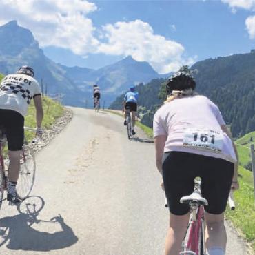 Letzter Bergkönig … in Gstaad - Begleitet von Sonne und Schönwetterwolken durchquerten die «Bergkönig»-Akteure zum letzten mal das Saanenland. FOTO: ZVG