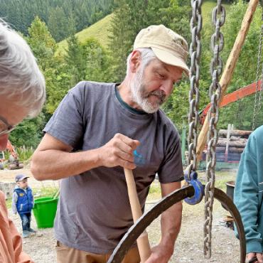 Alpkäsetradition sichtbar gemacht - Armin Poschung «bricht» den Käse mit der Harfe.