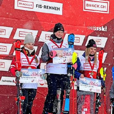 Larina von Siebenthal ist Vizeschweizermeisterin U18 - Larina von Siebenthal auf dem Podest. FOTO: ZVG