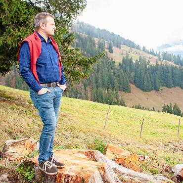 «Ich muss nicht moralisieren, ich will Geschichten erzählen!» - Simon Hefti liebt das Saanenland, die Berge und schätzt sich glücklich, hier zu Hause zu sein.