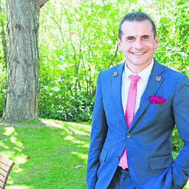 Olmo Feudatari hat gut lachen... - Olmo Feudatari liebt seinen Job, das Park Gstaad und den Umgang mit den Gästen. FOTO: KEREM MAURER
