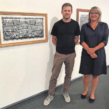 Typisch Schweiz - Marc Schweizer und Regina Martin an der Vernissage vor dem Werk von Ueli Hauswirth.