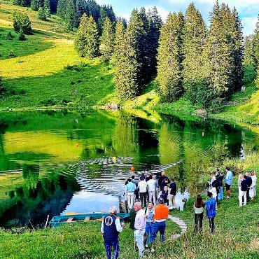18. GYC Rally & Yachting 2024: Wenn eine Rekordteilnehmerzahl von Autoliebhabern auf unvergessliche Strassen trifft - Der Yachting-Wettbewerb fand am Lac Retaud mit ferngesteuerten RIVA-Modellbooten statt.