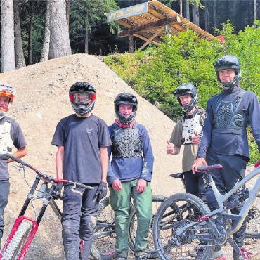 Braucht das Saanenland ein Downhill-Bike-Angebot? - Von links: Ramon Hoefliger, Maurus Donker, Russell Tschanz, Paul Merzweiler sowie Sebastian Donker. Es fehlt Finn Schillinger.