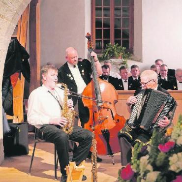 Einheimische Klänge in der Kirche Gsteig - Das Trio Brand-Kohli-Graa. FOTO: ZVG