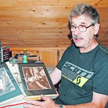 Der Saaner Mountainbike-Pionier - Geschichte: Anhand eines Fotoalbums erläutert Arthur Reuteler wie stark sich der Beruf des Velomechanikers sowie das Aussehen seiner Velowerkstatt in den letzten drei Jahrzehnten verändert hat.