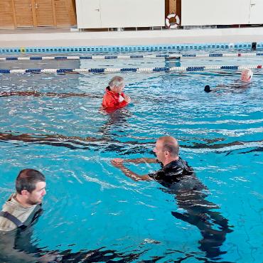 Mit Gummistiefeln ins Becken: Saaner Angelfischer testen den Ernstfall - Das Schwimmen in der Anglerbekleidung ist gar nicht so einfach. FOTOS: CLAUDIA HEINE