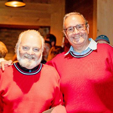 Ein grosses Herz für eine kleine Schule – Henri Behar sagt Adieu - Bei den Feierlichkeiten zum 50-Jahr-Jubiläum der Schule im Jahr 2022 mit Gründer Bill Lovell.