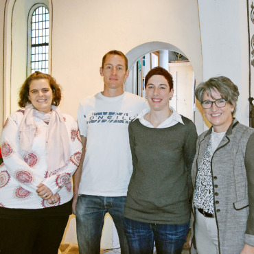 Drei neue Ratsmitglieder - Marcel Hauswirth und Regula Müllener (2. von rechts) wurden neu in den Kirchgemeinderat Saanen-Gsteig gewählt. Ratspräsidentin Monika Steiner (rechts) wurde für eine weitere Amtszeit bestätigt, ebenso Sibylle Walker (links), sie wurde zudem zur neuen Vizepräsidentin gewählt. Es fehlt Daniela Perreten (neu in den Rat gewählt). FOTO: ANITA MOSER
