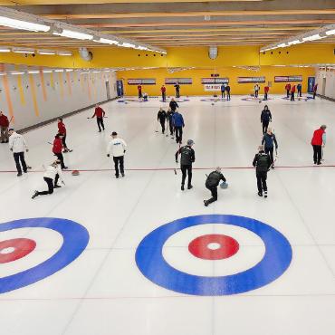 Grosses Interesse am 44. Curling Veteranenturnier in Gstaad - Tagsüber harter Kampf auf dem Eis.