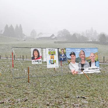 Zwischen Präsenz und Wirkung: Beeinflussen Wahlplakate unsere Entscheidung? - Wahlplakate entlang der Strassen im Kanton Bern und im Saanenland im Hinblick auf die Wahlen vom kommenden Sonntag.    FOTO: SONJA WOLF