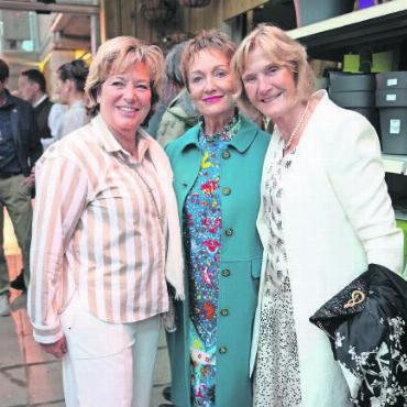 Gäste feiern Start der neuen Festivalsaison - Vize-Verwaltungsratspräsidentin Caroline Schwenter mit Babette Herbert und Angelika Heerema (v.l.).